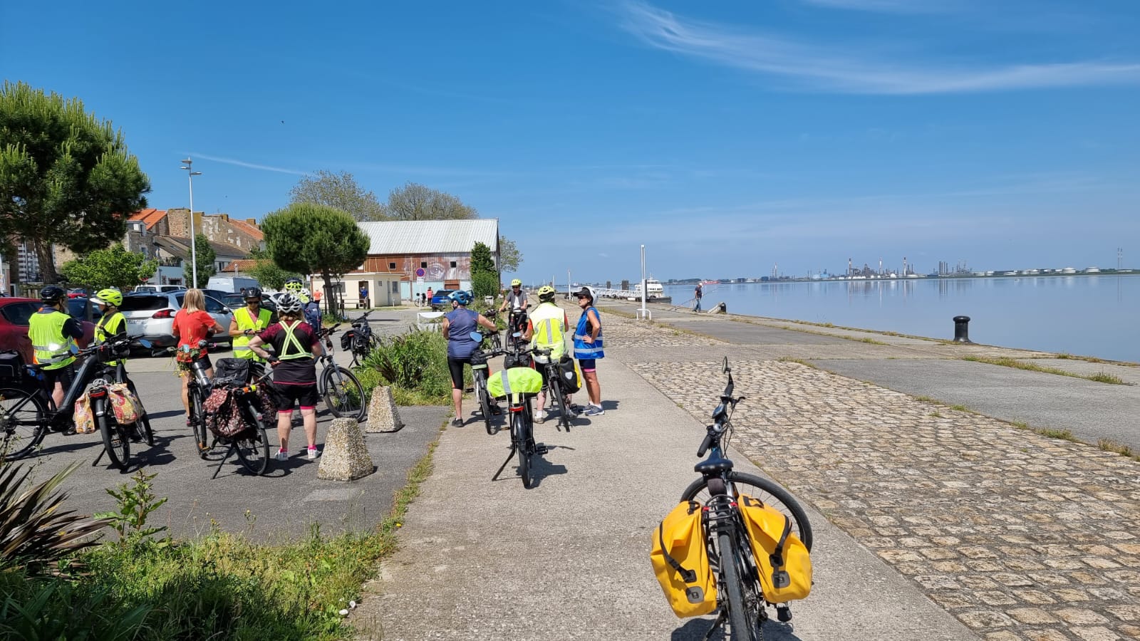 Une pause en groupe au bord de l'eau pendant le séjour à vélo
