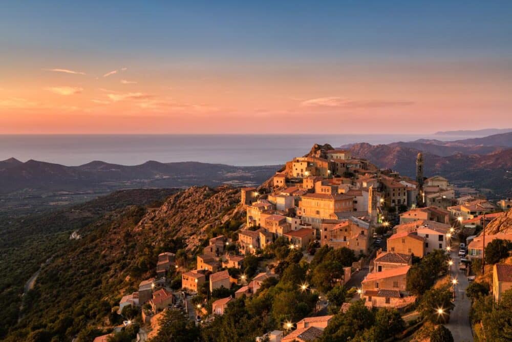 Village corse au coucher du soleil