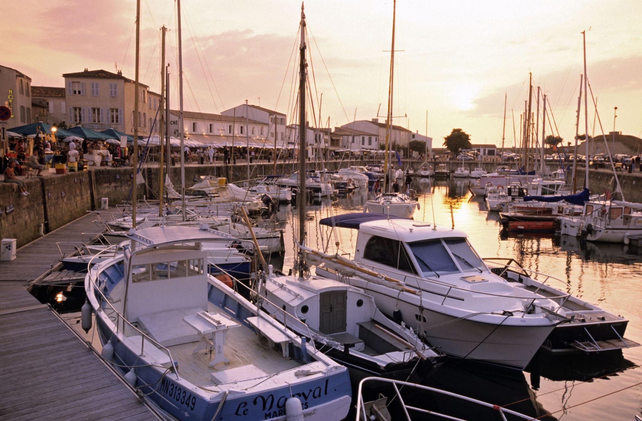 Le port de Saint-Martin-de-Ré au coucher du soleil